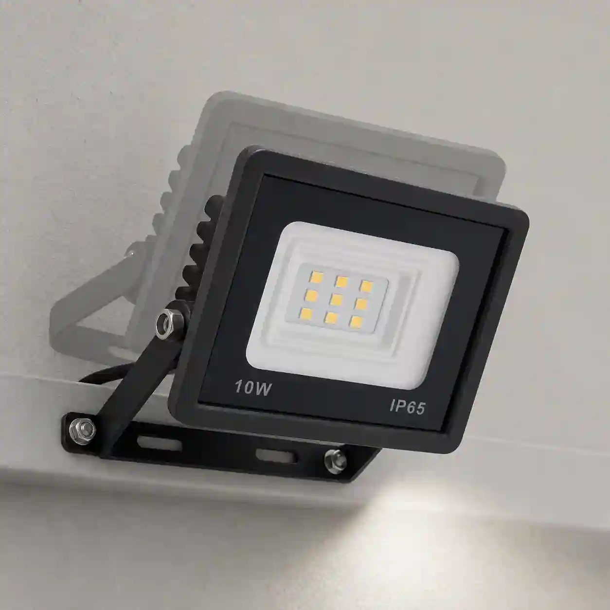 Montáž a nastavení úhlu LED reflektoru LEVE 10W